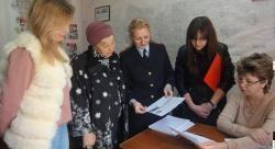 Сотрудники полиции и общественники Шпаковского района делятся информацией о госуслугах