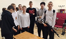 10 апреля в МБОУ СОШ №20 города Михайловска состоялась встреча обучающихся 8-х классов с участником специальной военной операции.